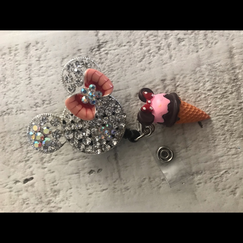 Minnie Mouse retractable badge with charm - Picture 2 of 3